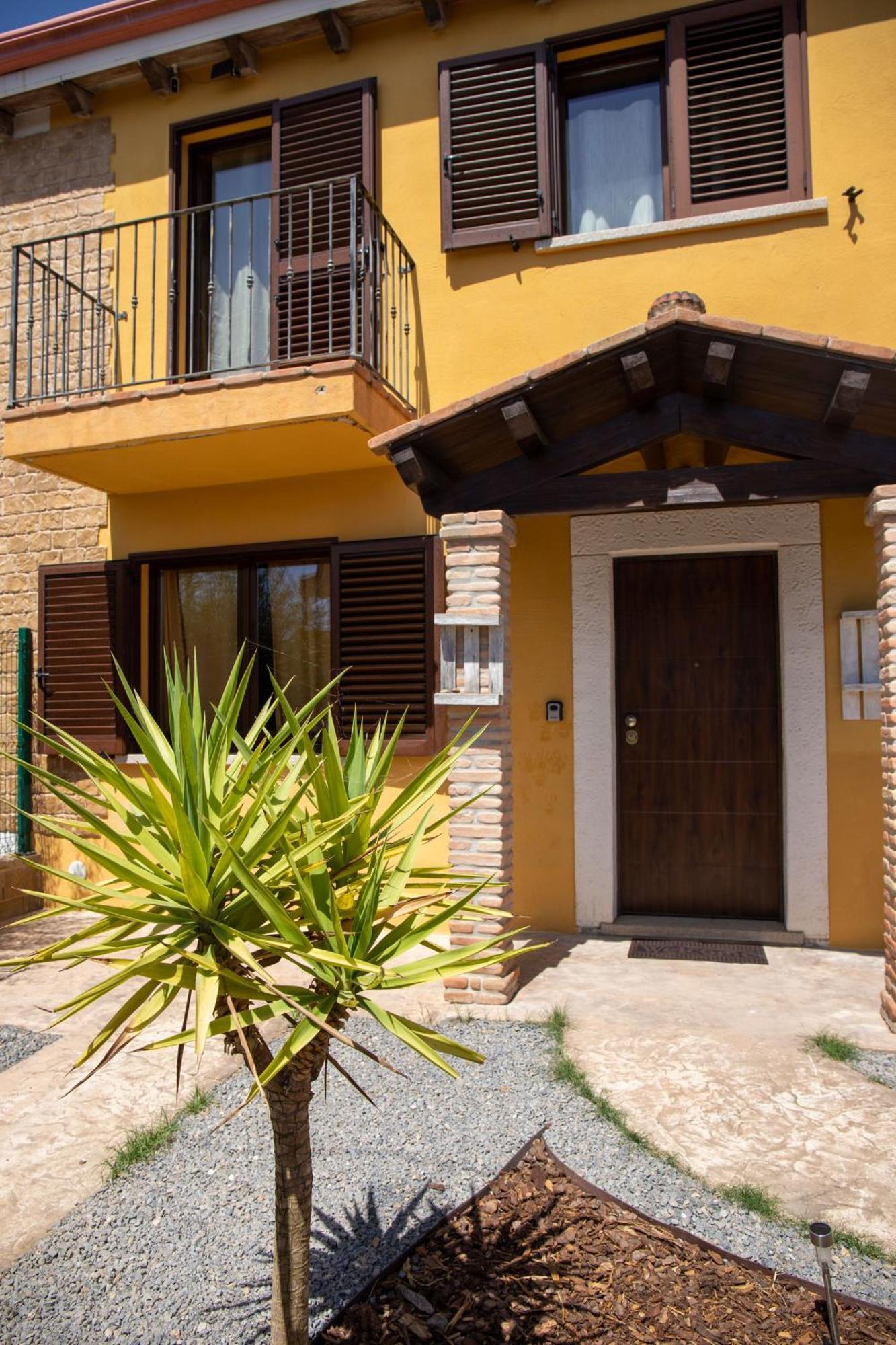 Yellow House Villa San Giovanni Suergiu Exterior photo