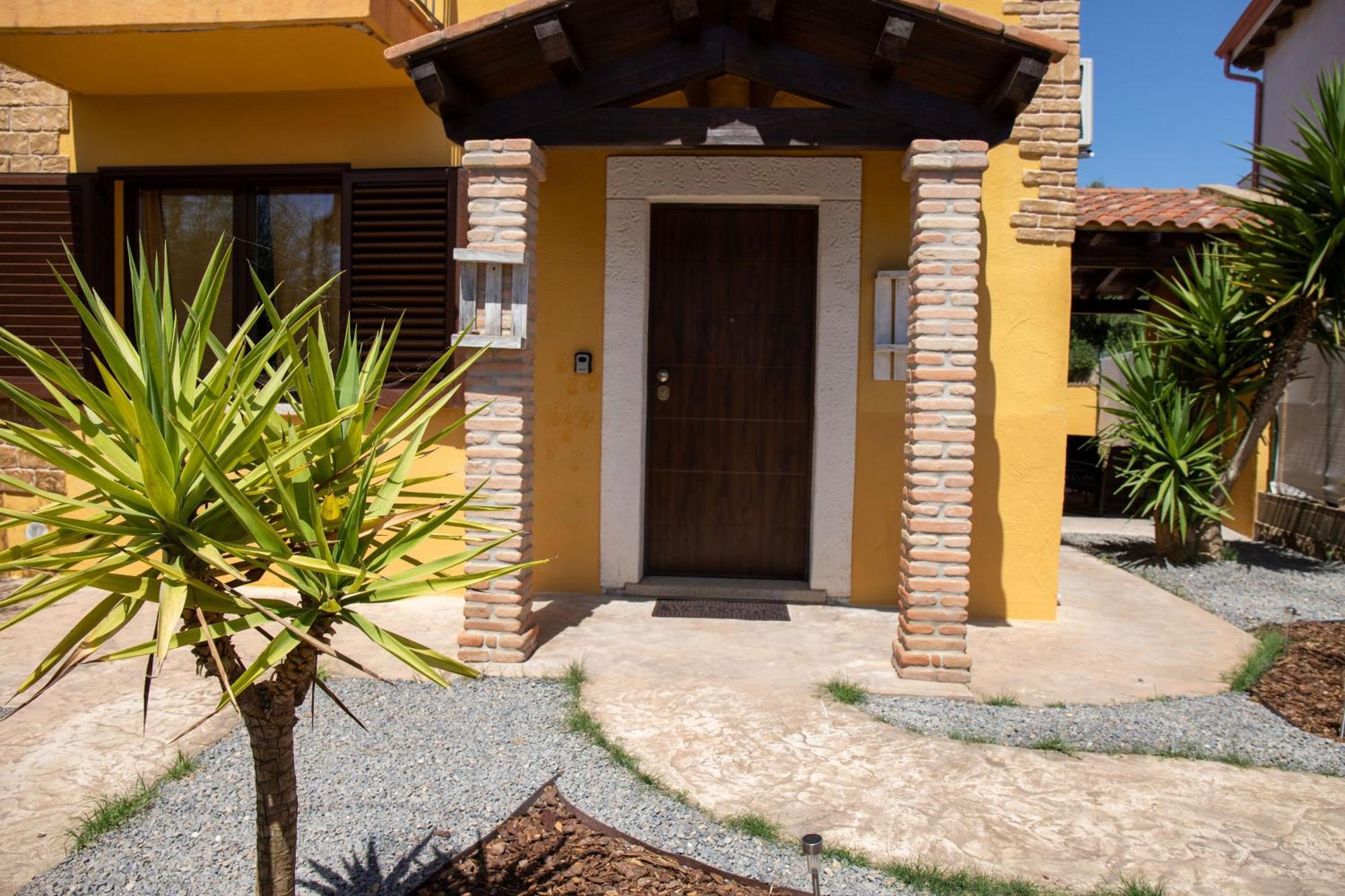 Yellow House Villa San Giovanni Suergiu Exterior photo